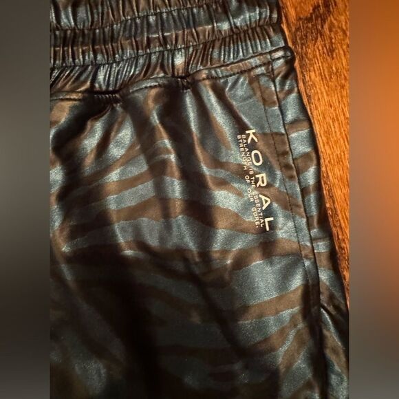 Anthropologie Koral Prep Zebra Foil Shorts Size Large - Picture 5 of 6